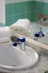 un lavabo con grifo frente a un espejo en Alguera Apartments Napols, en Barcelona 41 fotos más