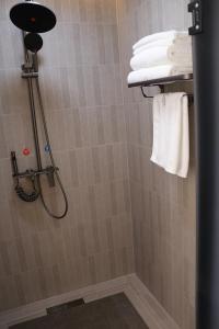Bilik mandi di Shangri-la Nine Shepherds Oxygen Retreat
