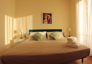 Un pat sau paturi într-o cameră la Alguera Apartments Napols