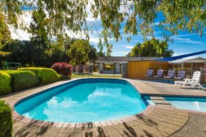 una piscina en el patio trasero de una casa en Cherylea Motel, en Blenheim