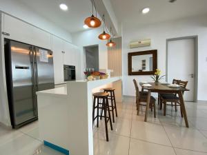 une cuisine et une salle à manger avec une table et des chaises dans l'établissement New Reno Jazz Suite 2 bedroomsSeaviewKaraoke, à Tanjong Tokong