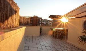 patio con mesa y sillas en el balcón en Alguera Apartments Napols, en Barcelona