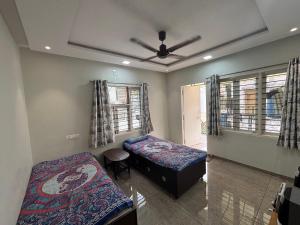 Ένα ή περισσότερα κρεβάτια σε δωμάτιο στο Nisarg Home Stay