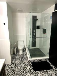 une salle de bain avec douche et toilettes dans l'établissement Channelside Luxury Retreat Spacious 2BR 2BA Condo with Pool, Balcony, Sauna & Gym, à Tampa 7 autres photos