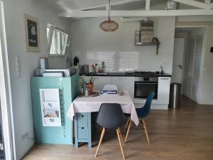 Η κουζίνα ή μικρή κουζίνα στο Relax, rust, strand, privé huisje +11 φωτογραφίες