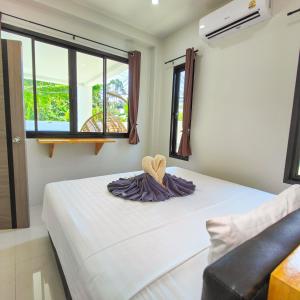 ein Schlafzimmer mit einem Bett mit zwei Herzen darauf in der Unterkunft Villa Kokini in Koh Samui + 25 Fotos