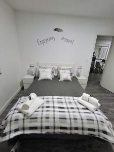 Un dormitorio con una cama grande con toallas. en Junto a San Juan deDios, El Rincón de Jere, en San Andrés del Rabanedo