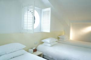 Una cama o camas en una habitación de Xiamen Gulangyu Heitan Hotel