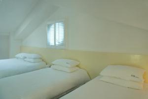 Una cama o camas en una habitación de Xiamen Gulangyu Heitan Hotel