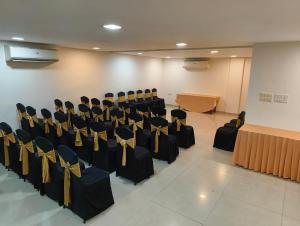 ボーパールにあるHotel Smriti Grandの椅子がたくさんある部屋