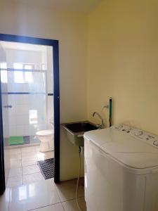 ナンディにあるCentral Apartmentの浴槽、洗面台、トイレを備えたバスルーム