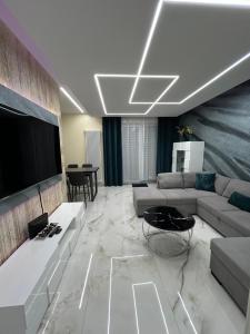 een woonkamer met een bank en een flatscreen-tv bij La Casa di MBAPE in Meda