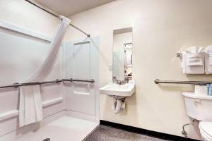 Bilik mandi di Suburban Studios Westminster Denver North +50 gambar