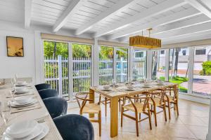 Εστιατόριο ή άλλο μέρος για φαγητό στο Steps to Beach Heated Pool Kiwi Key Residences