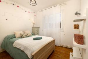 a bedroom with a bed and a window at Maison spacieuse & calme à 9 min de la Cité in Carcassonne