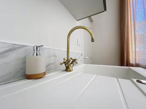 ヴァランスにあるSous les archesの金の蛇口付きキッチンシンク