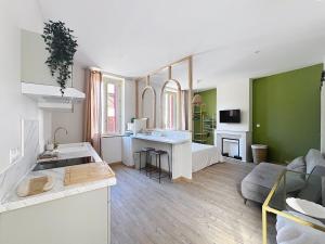 ヴァランスにあるSous les archesのキッチンとリビングルームのある部屋