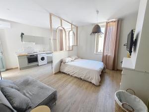 ヴァランスにあるSous les archesの白い部屋(ベッド1台、ソファ付) +15枚の写真
