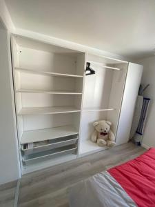 un ours en peluche assis dans un placard dans l'établissement Chez Kri, à Limbourg 20 autres photos