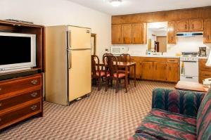 Η κουζίνα ή μικρή κουζίνα στο Econo Lodge Eagle Nest