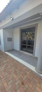 Un edificio con una gran ventana en un lateral. en 28 Tambotie avenue, en Klerksdorp