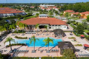 una vista aérea de una piscina en un resort en Luxury 12BR Home w Pool Theater Game Room, en Kissimmee