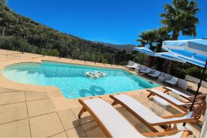 a swimming pool with chaise lounge chairs and a swimming pool at La Bohem'Azur Villa Golfe St Tropez 170m2 5 chambres Piscine Spa Magnifique Vue Dégagée Déco Bohème Chic in Sainte-Maxime