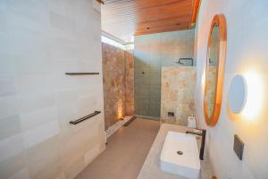 Ένα μπάνιο στο Top Luxury Pool Villa Nusa Dua +6 φωτογραφίες
