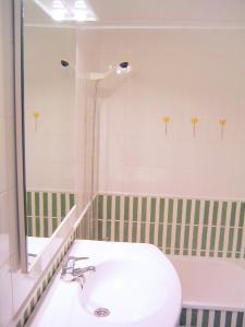 
A bathroom at Apartamentos Concorde
