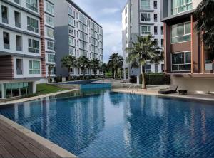 a swimming pool in the middle of two apartment buildings at SHaCk Place 87 in Ban Puk (2)