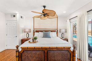 Un dormitorio con una cama con ventilador de techo. en 464 Indian Creek Dr, en Cocoa Beach 44 fotos más