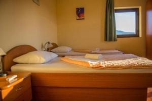 默主歌耶Hotel Holy Miracle的带窗户的房间里有两张单人床