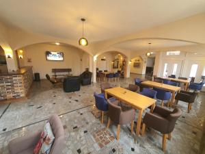 默主歌耶Hotel Holy Miracle的餐厅的俯视图，配有桌椅