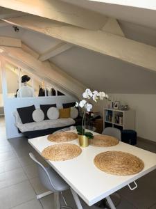 Una sala de estar con una mesa con tres sillas. en Joli T2 au coeur de Biarritz, en Biarritz