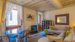 a living room with a couch and a table at La casa di Susy Campo Marzio in Rome