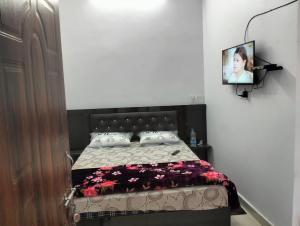 Una cama o camas en una habitación de Hotel Trayambakam