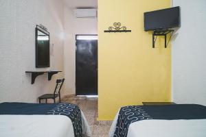 Televiisor ja/või meelelahutuskeskus majutusasutuses Hotel Los Ángeles