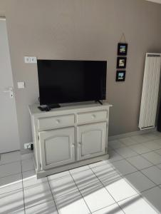 een witte kast met een flatscreen-tv bij Oléron proche plage pour vacances ou travail in Dolus d'Oléron