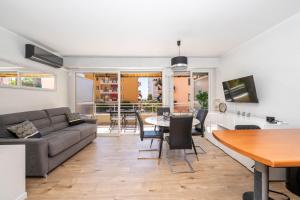 TV a/nebo společenská místnost v ubytování Appartement avec vue mer