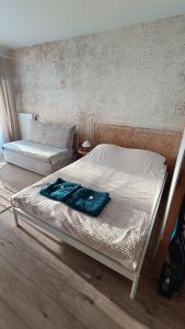 due letti in una camera da letto con un accappatoio blu sopra di Studio by the River with Terrace, Basen, Sauna, Jacuzzi, Fitness a Dziwnów Altre 28 foto