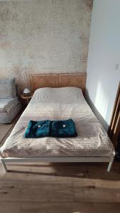 un letto con un paio di jeans sopra di Studio by the River with Terrace, Basen, Sauna, Jacuzzi, Fitness a Dziwnów