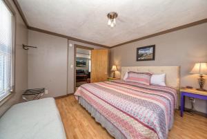 Katil atau katil-katil dalam bilik di 4BR - Pet Friendly Near Cooper Mountain - 9 Guest