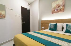 Postel nebo postele na pokoji v ubytování Lavana Hotel Batu Caves