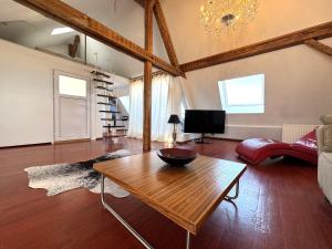 Una televisión o centro de entretenimiento en City Lux Apartment in der Stadt