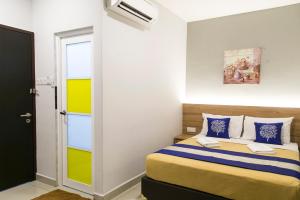 Postel nebo postele na pokoji v ubytování Lavana Hotel Batu Caves