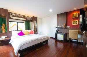 Postel nebo postele na pokoji v ubytování Nicha Suite Hua Hin Hotel