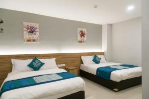 Postel nebo postele na pokoji v ubytování Lavana Hotel Batu Caves