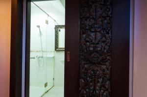 Koupelna v ubytování Nicha Suite Hua Hin Hotel