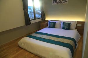 Postel nebo postele na pokoji v ubytování Lavana Hotel Batu Caves