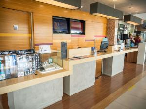 einen Tresen in einem Laden mit Leuten im Hintergrund in der Unterkunft ibis Itu Plaza Shopping in Itu